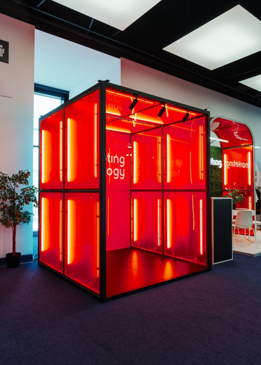 Nowoczesna fotościanka z oświetleniem liniowym. Aranżacja w systemie modułowym