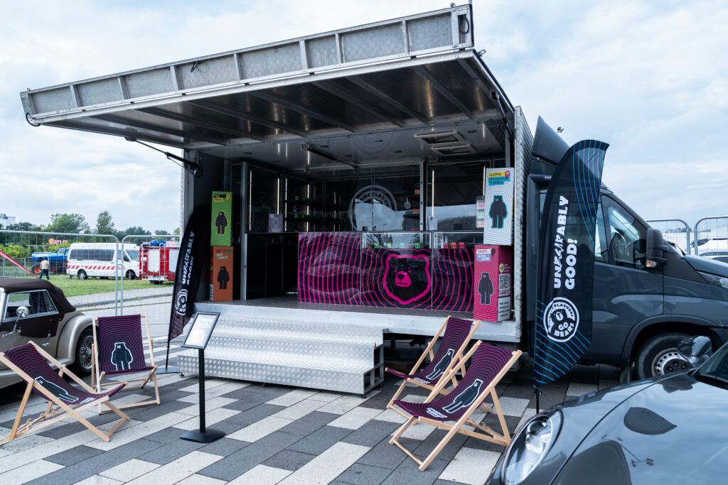 Zabudowa eventowa- shop-truck marki FusionLabs zaprojektowany przez Clever Frame