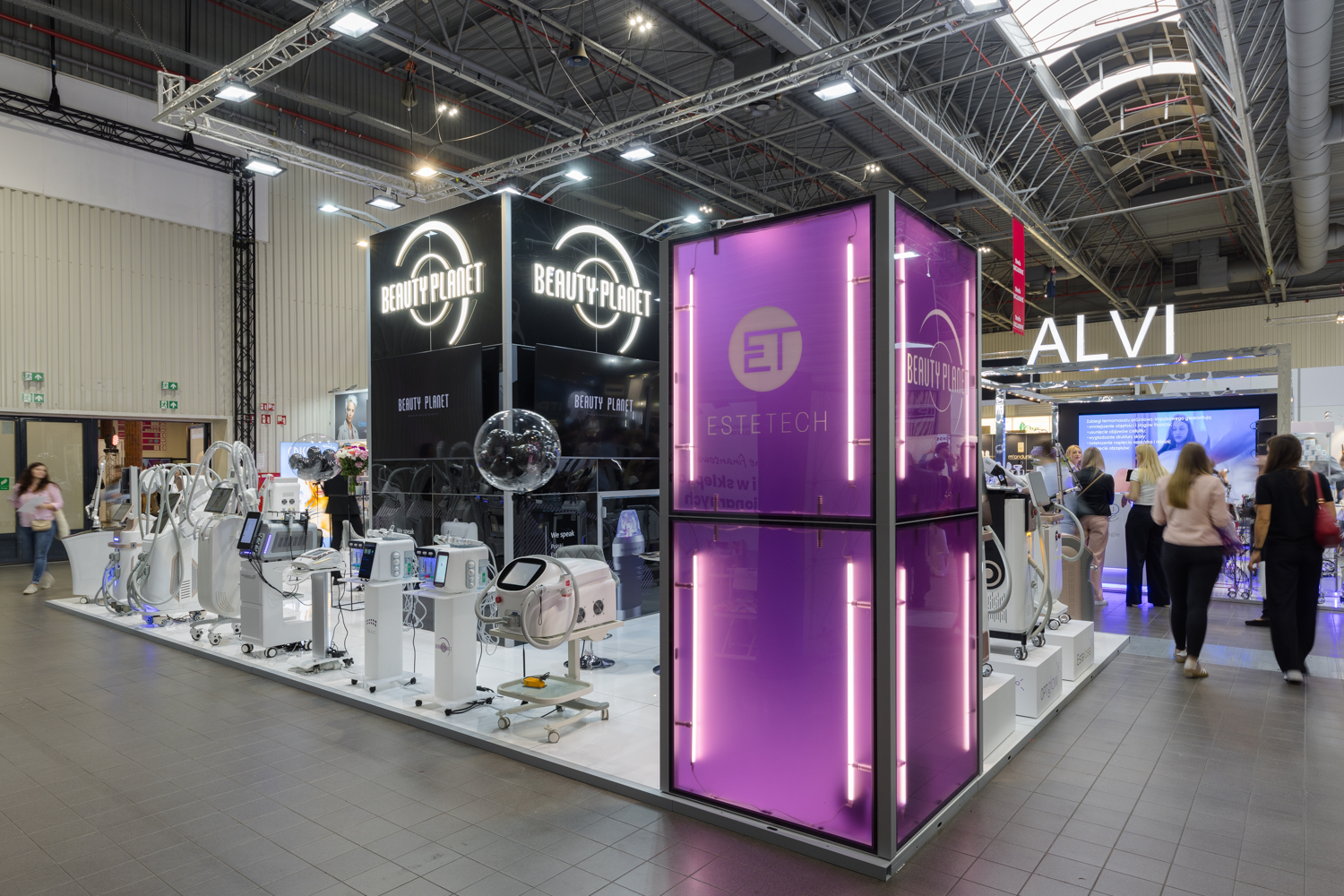 Stoisko na targi zaaranżowane na otwartym planie - zabudowa marki Esthetech na targach kosmetycznych Beauty Forum