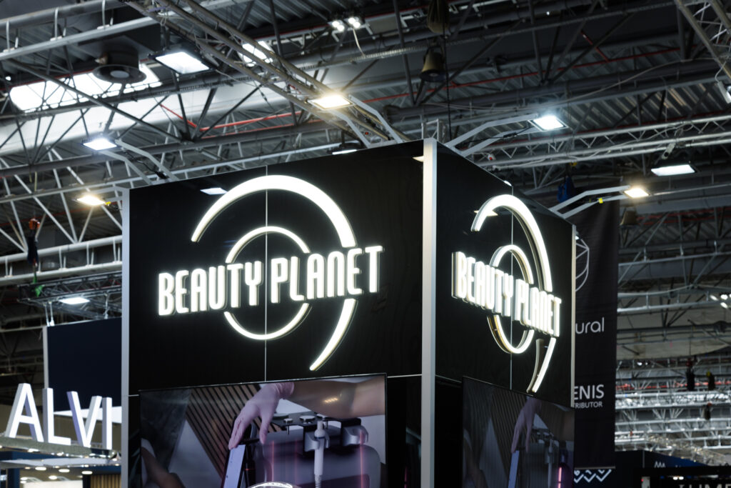 Stoisko na targi z logotypem LED - zabudowa marki Esthetech/Beauty Planet