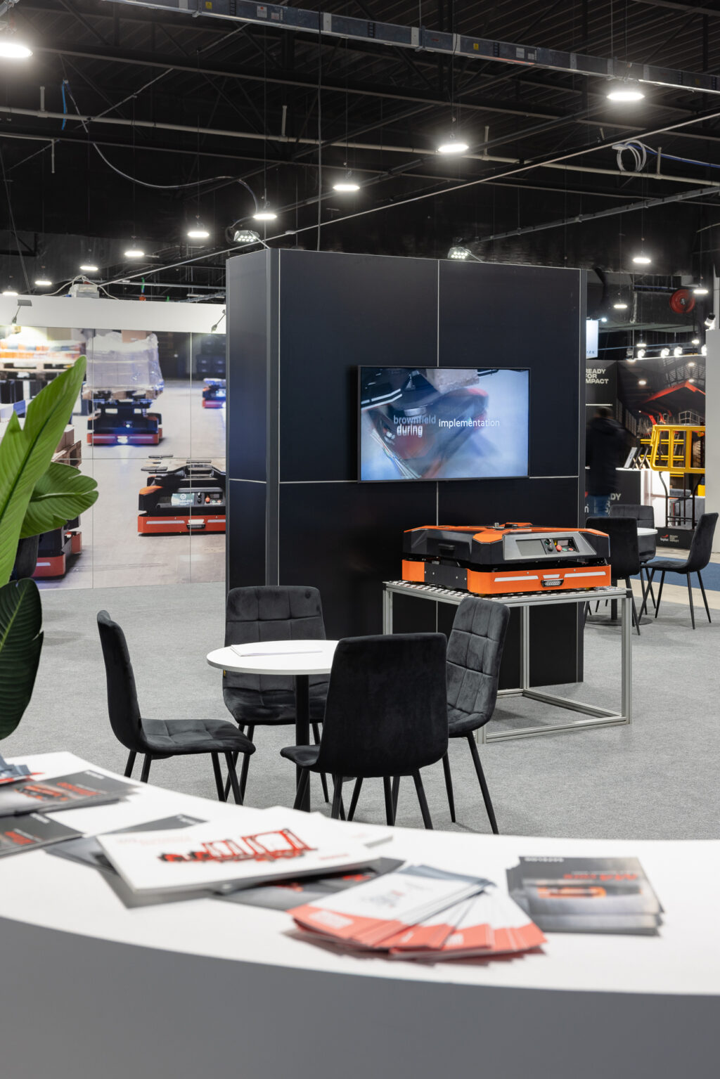 Stoisko na targi wyposażone w ściankę z ekranem LCD - zabudowa marki Wamech