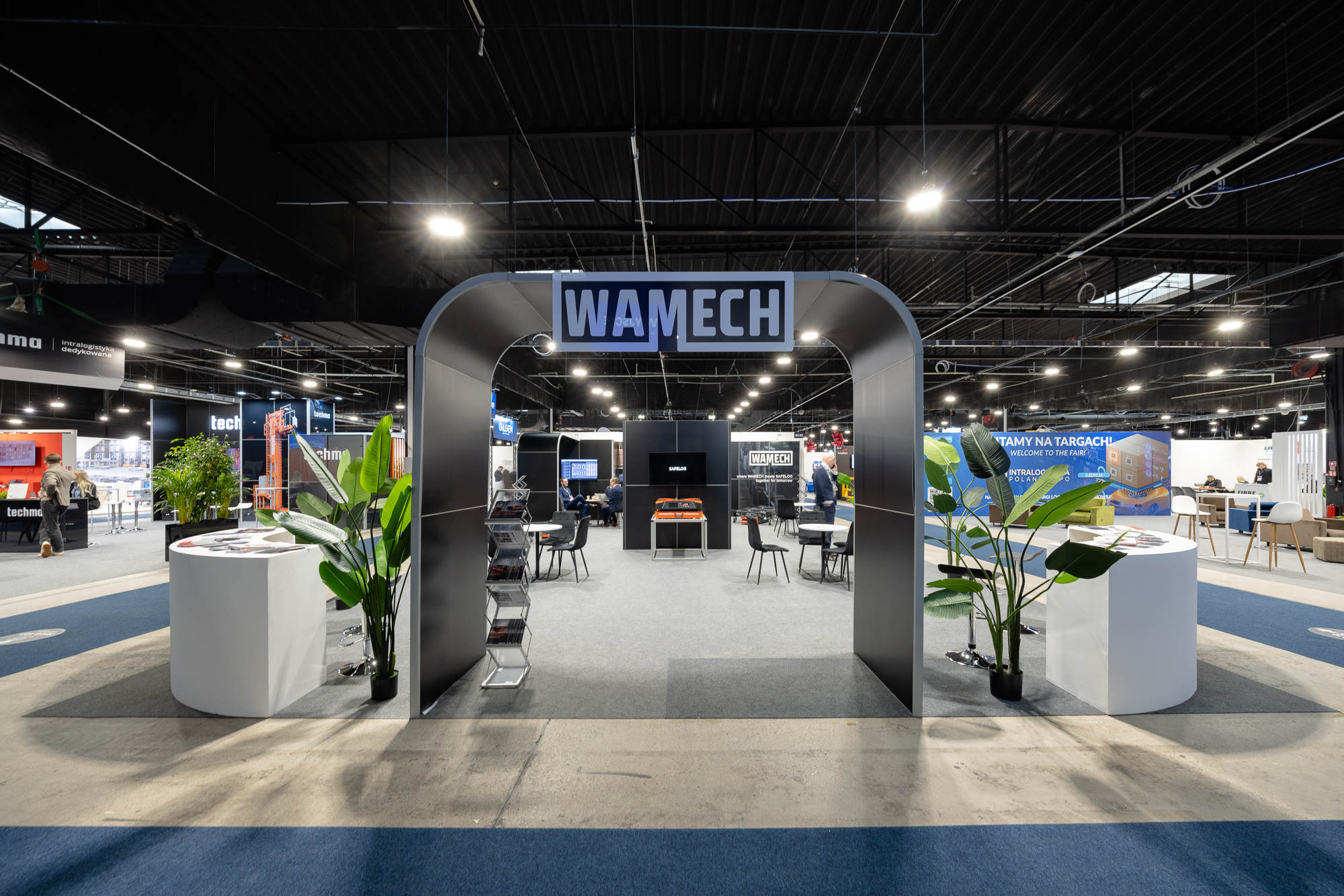 Stoisko na targi z łukową konstrukcją na froncie - zabudowa marki Wamech