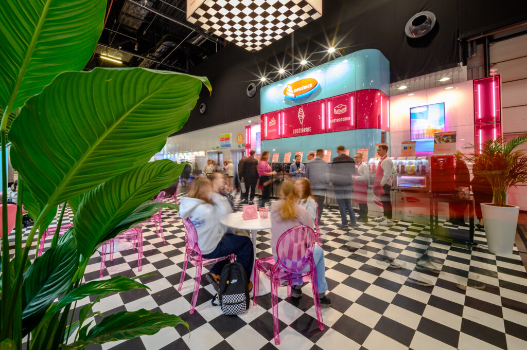 Stoisko na targi o awangardowym charakterze - zabudowa marki Drużbice