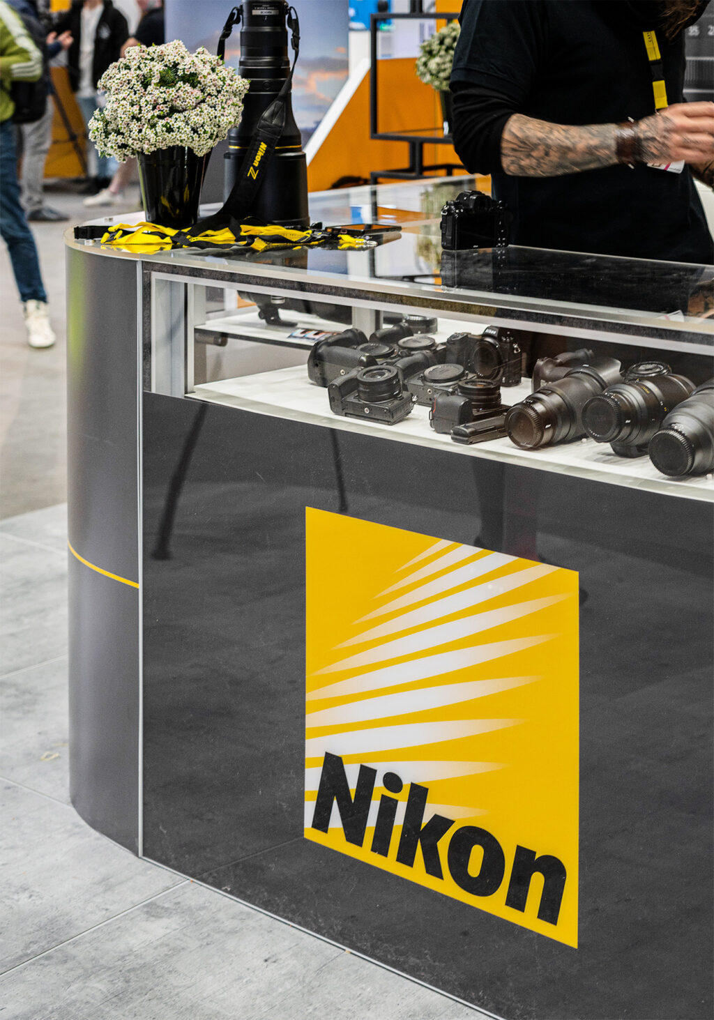 Lada ekspozycyjna z brandingiem marki NIKON. Fragment stoiska na targi.