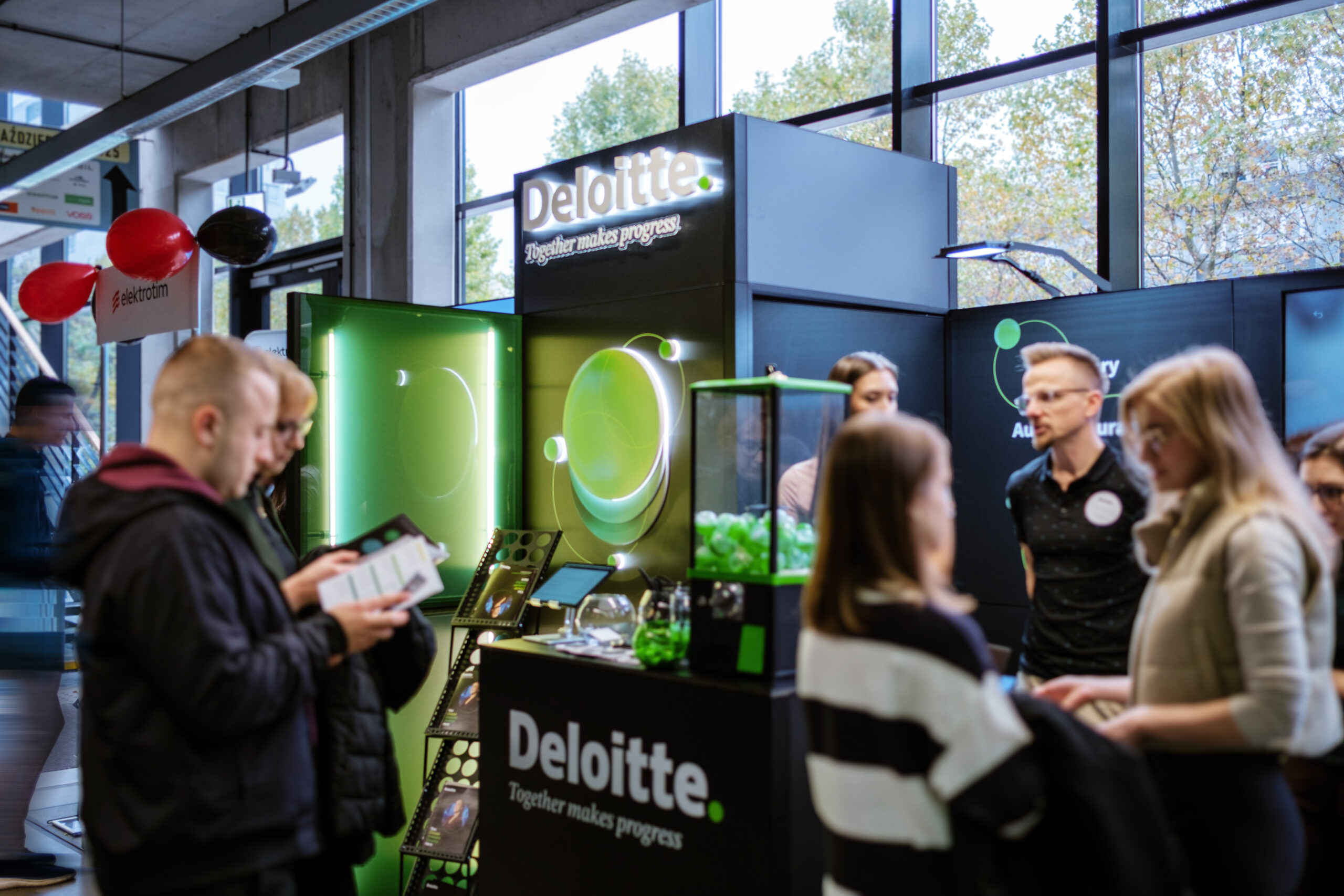 Stoisko na targi pracy - modułowa zabudowa marki Deloitte