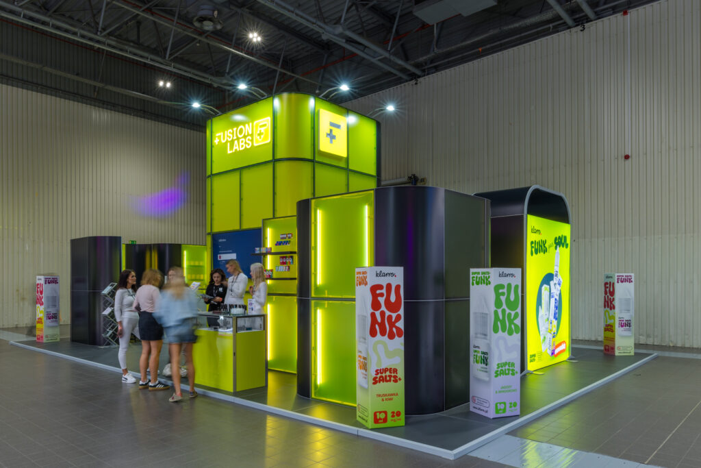 Stoisko targowe w stylu nowoczesnym - zabudowa w kolorach neonowych z dedykowanym oświetleniem