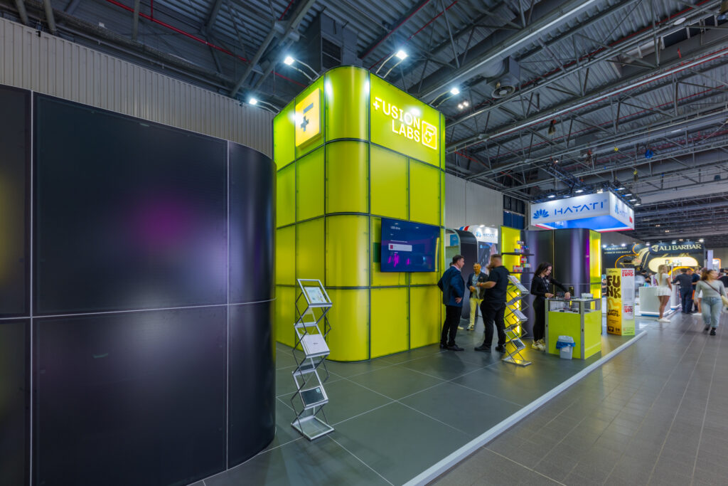 Stoisko targowe w systemie modułowym - nowoczesna zabudowa targowa zaprojektowana przez Clever Frame dla Fusin Labs