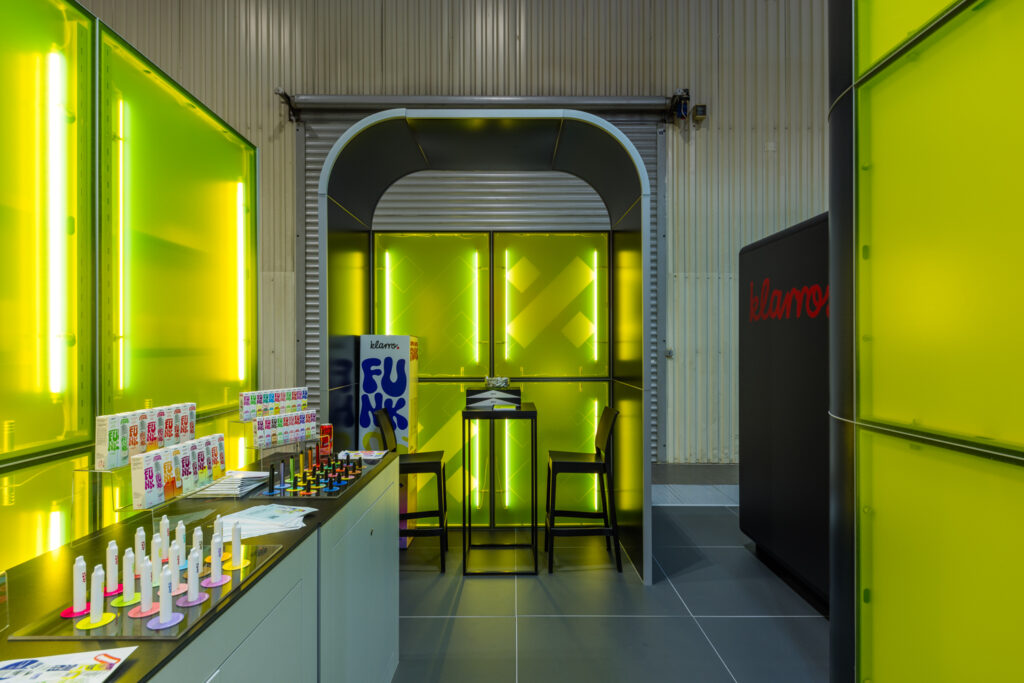 Stoisko targowe z dedykowaną strefą do rozmów - projekt Clever Frame dla Fusin Labs