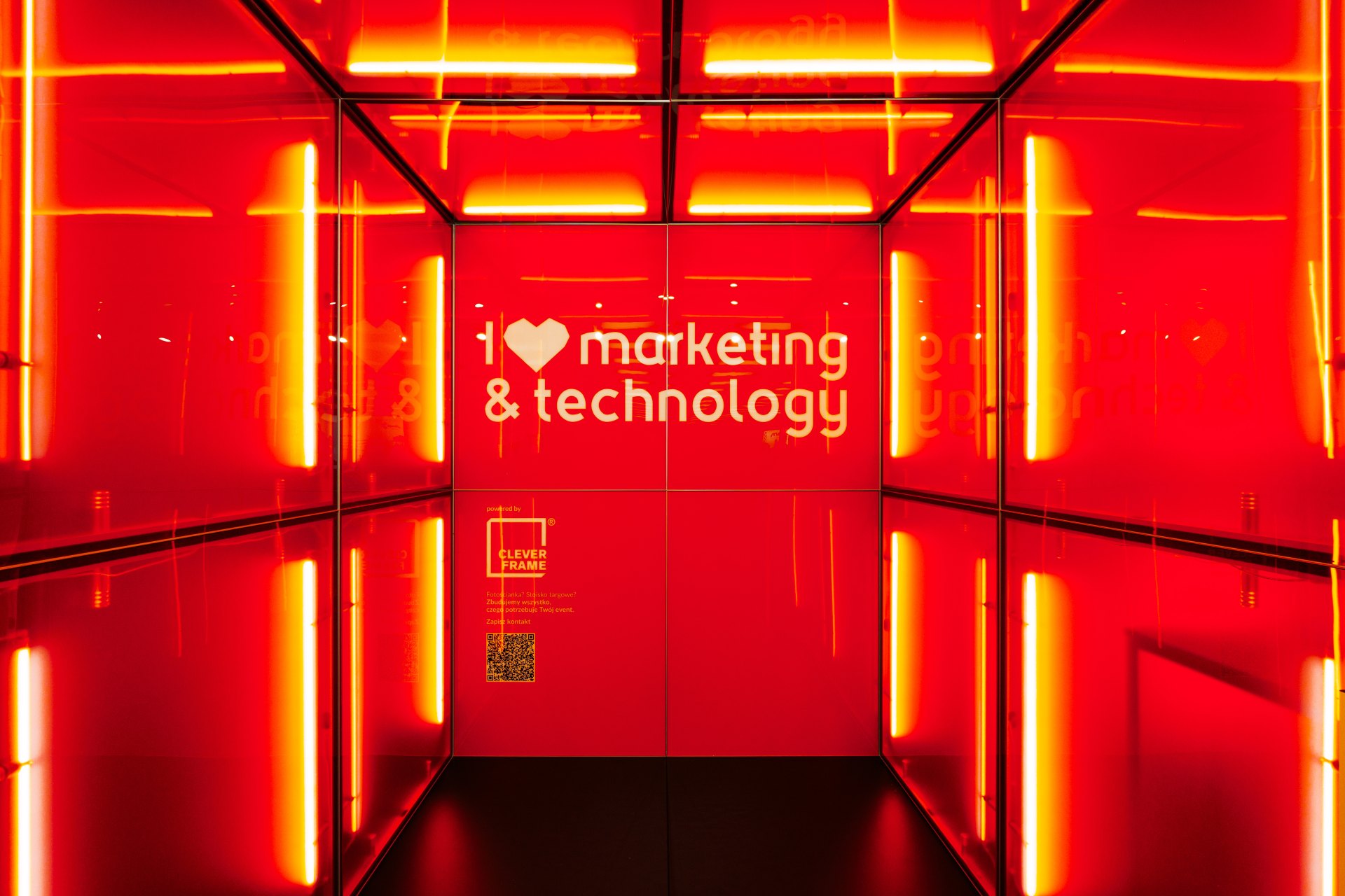 Ścianka fotograficzna w systemie modułowym. Połączenie systemów Clever Frame i HELO FORM MAX