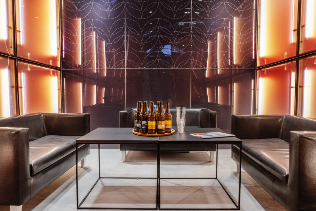 Zabudowa targowa wyposażona w kameralną strefę do rozmów - stoisko marki CORAB