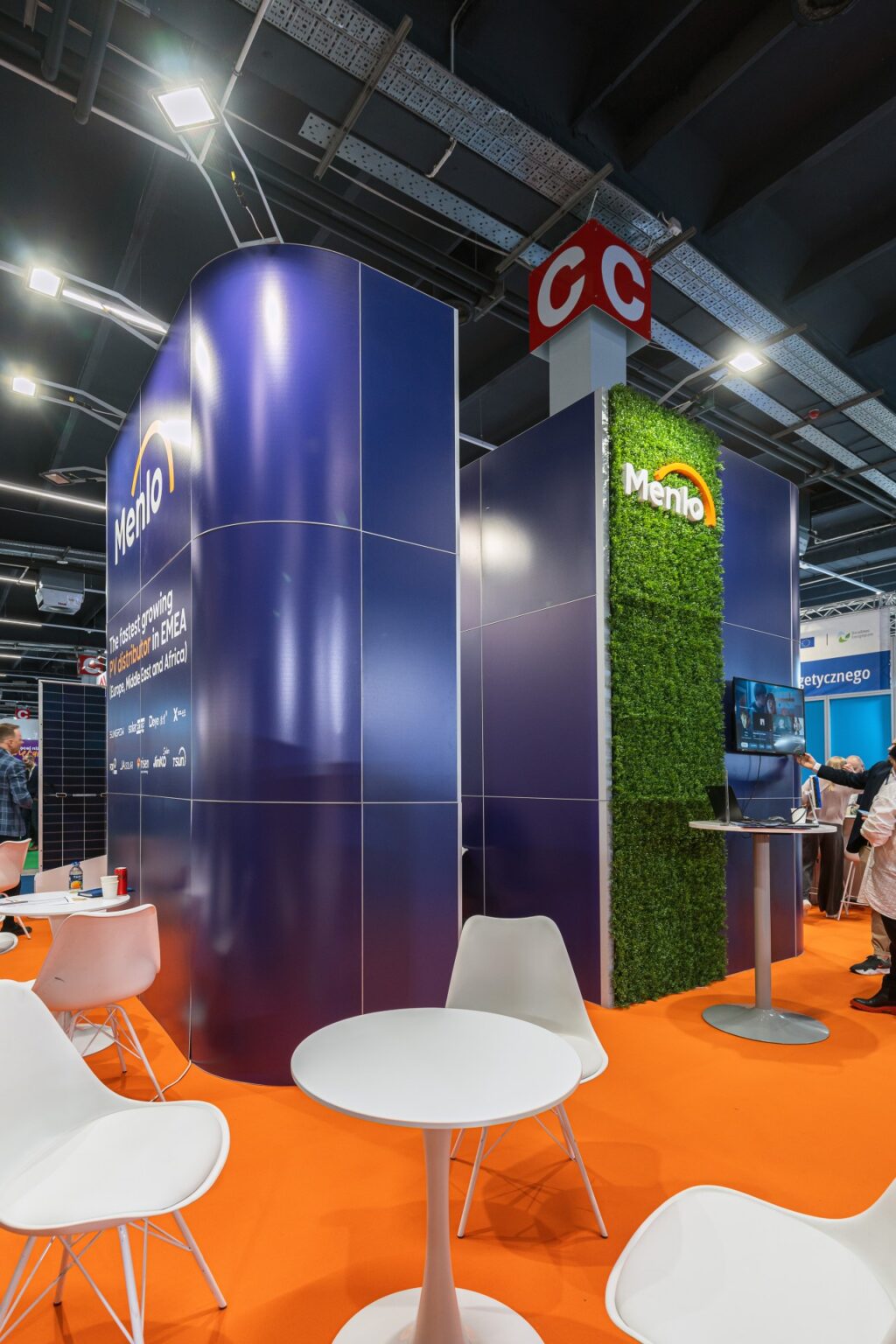 Zabudowa targowa marki Menlo z panelami inspirowanymi ścianami wertykalnymi