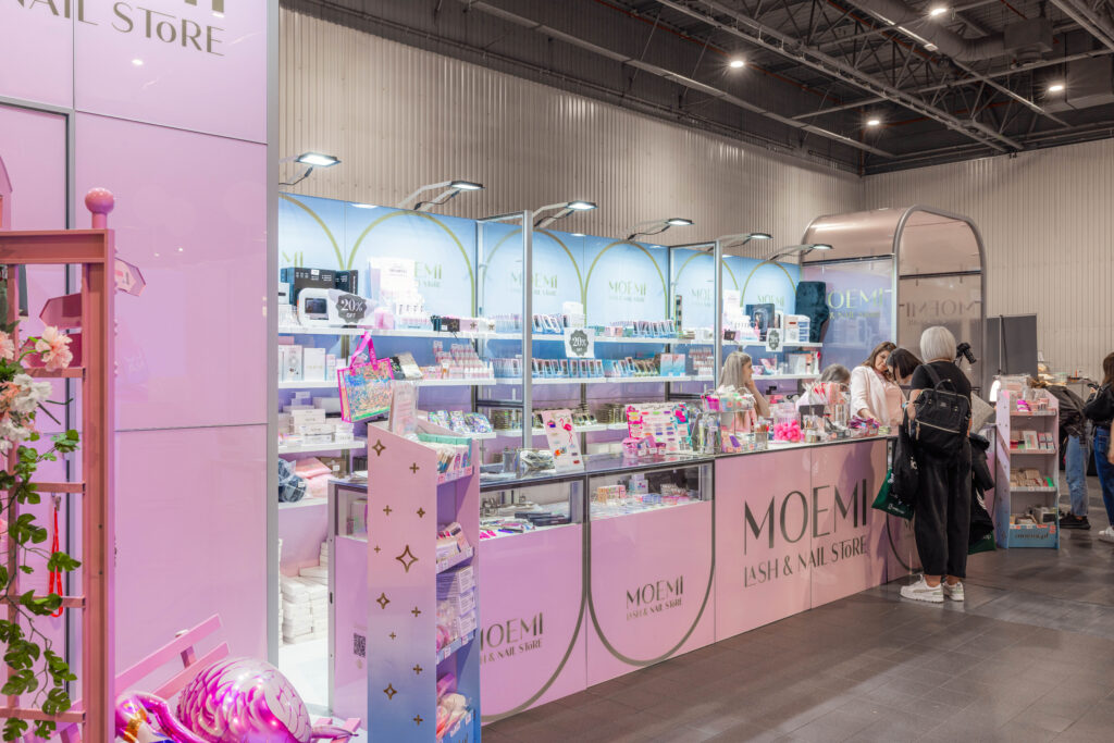 Zabudowa targowa na targi kosmetyczne - stoisko marki Moemi