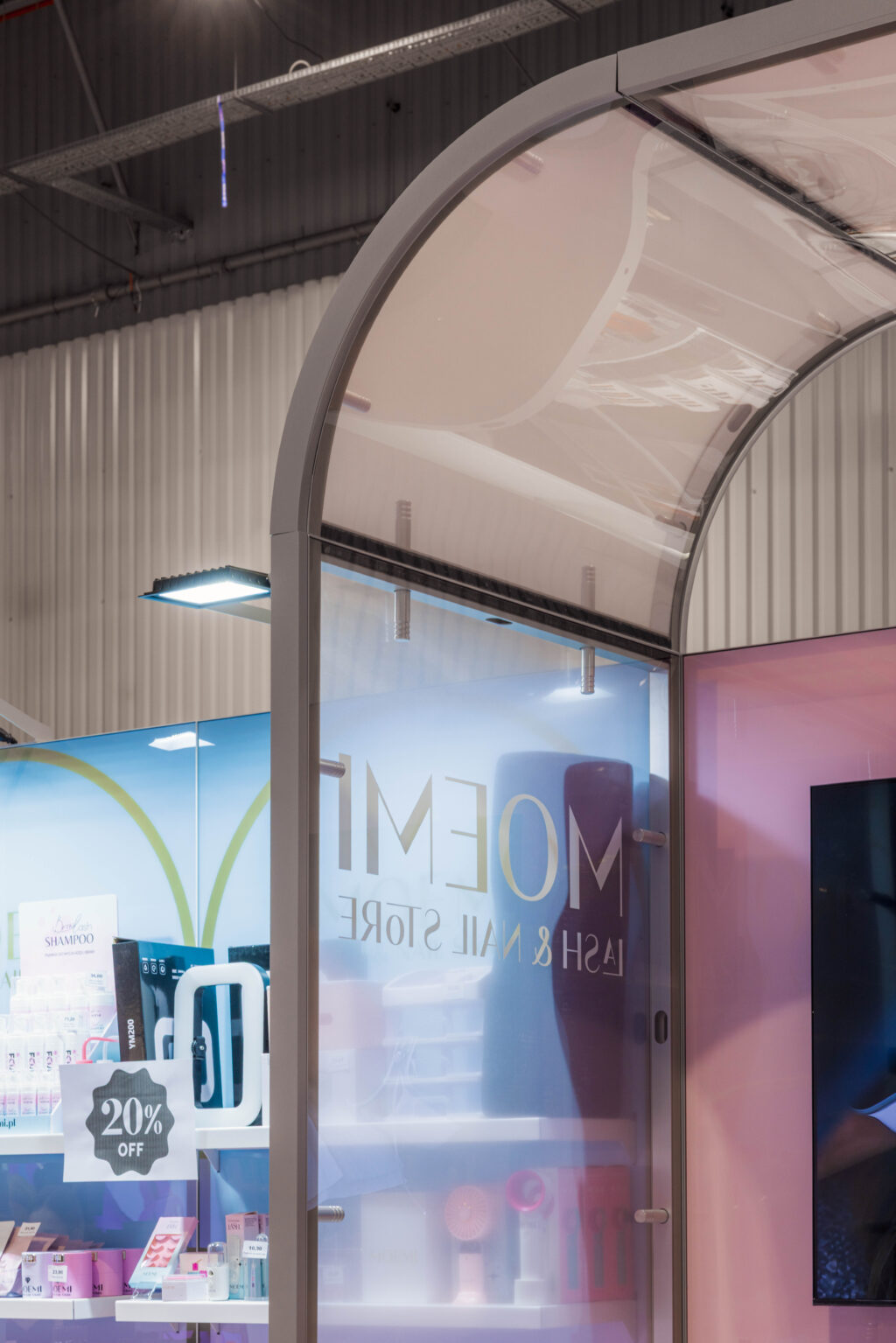 Zabudowa targowa w systemie modułowym - detale zastosowane na stoisku marki Moemi